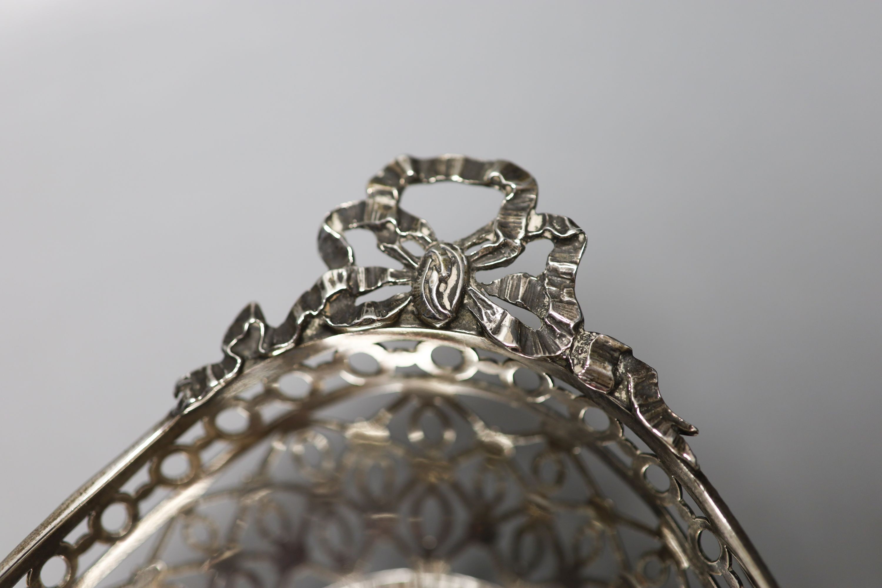 An Edwardian pierced silver oval two handled dish, William Comyns, London, 1904, width 22cm, 10.5oz.